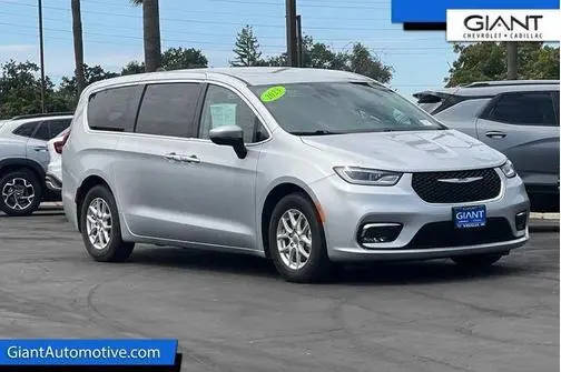 2023 Chrysler Pacifica Minivan Touring L FWD photo