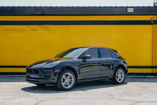 2023 Porsche Macan  AWD photo