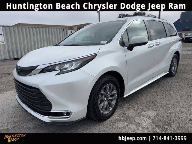 2023 Toyota Sienna XLE FWD photo
