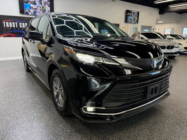 2023 Toyota Sienna XLE FWD photo