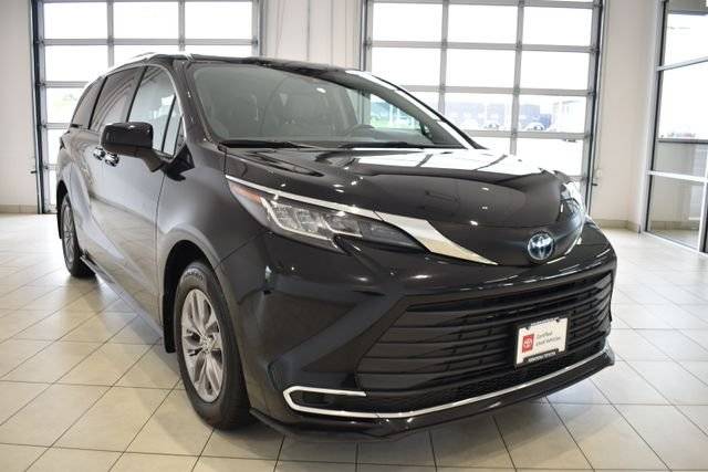 2022 Toyota Sienna XLE FWD photo
