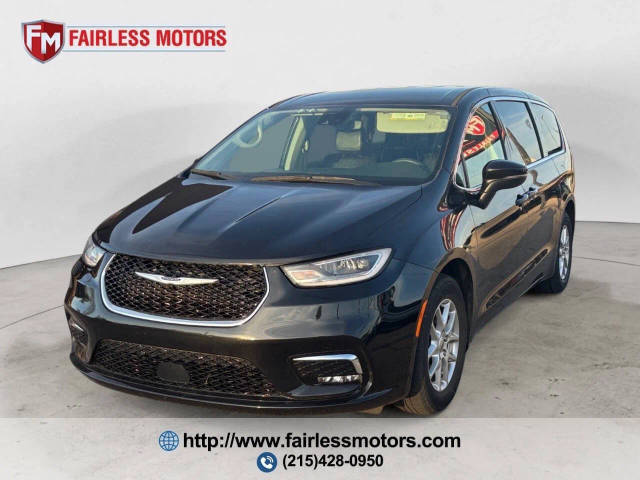 2023 Chrysler Pacifica Minivan Touring L FWD photo