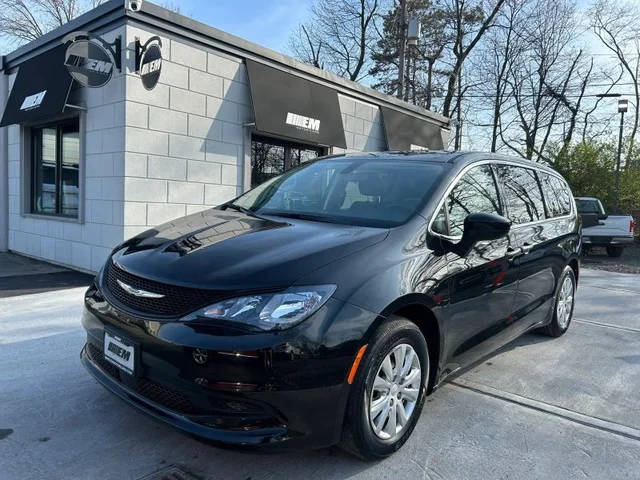 2021 Chrysler Voyager L FWD photo