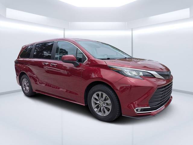 2023 Toyota Sienna XLE FWD photo