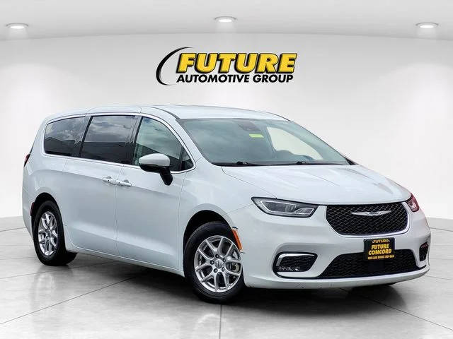 2023 Chrysler Pacifica Minivan Touring L FWD photo