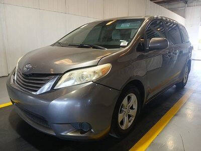 2015 Toyota Sienna  FWD photo
