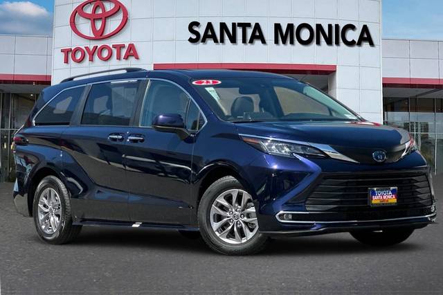 2023 Toyota Sienna XLE FWD photo