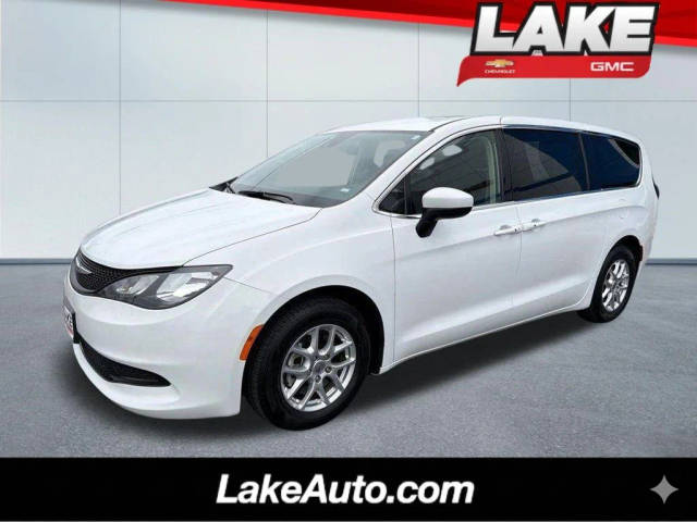 2023 Chrysler Voyager LX FWD photo