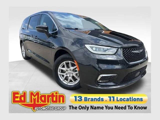 2023 Chrysler Pacifica Minivan Touring L FWD photo