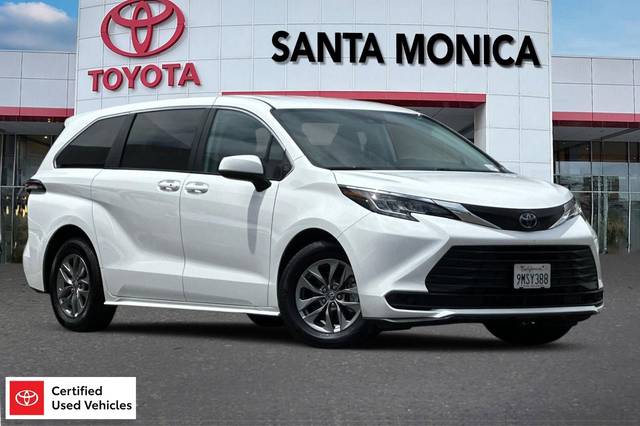 2023 Toyota Sienna LE FWD photo
