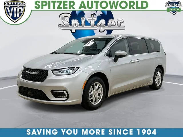 2023 Chrysler Pacifica Minivan Touring L FWD photo