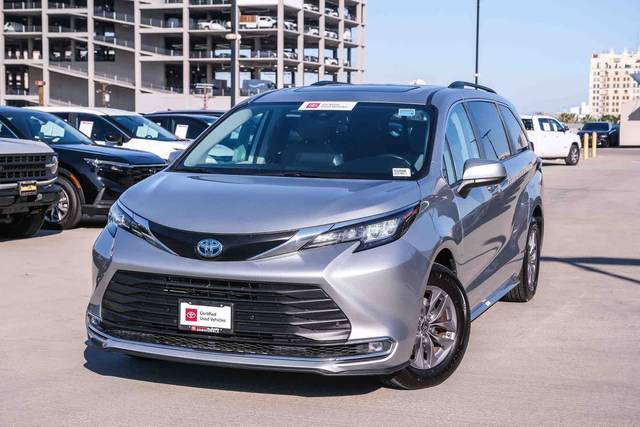 2023 Toyota Sienna XLE FWD photo