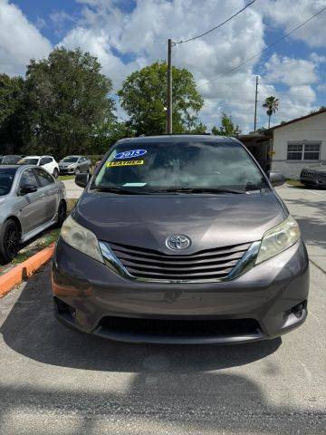 2015 Toyota Sienna LE FWD photo