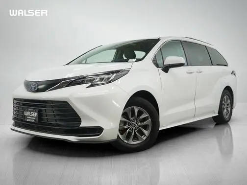 2022 Toyota Sienna LE FWD photo