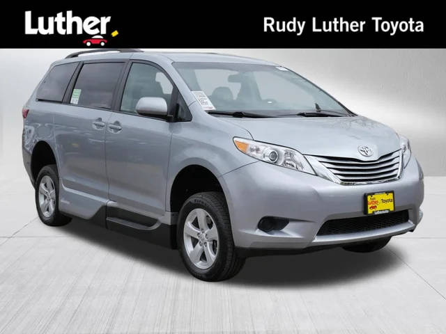 2015 Toyota Sienna LE FWD photo