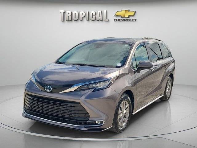 2023 Toyota Sienna XLE FWD photo