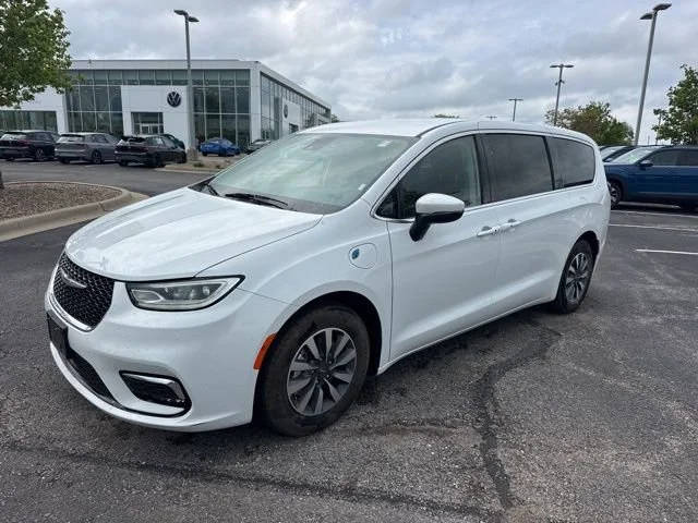 2023 Chrysler Pacifica Minivan Hybrid Touring L FWD photo