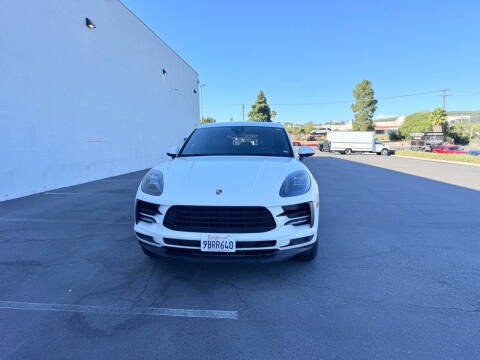 2020 Porsche Macan  AWD photo