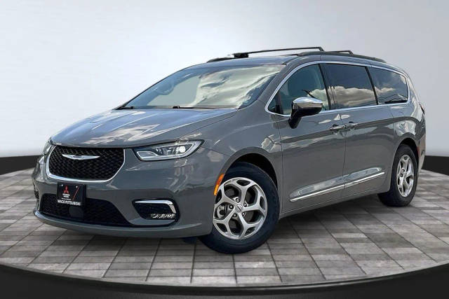 2023 Chrysler Pacifica Minivan Limited FWD photo