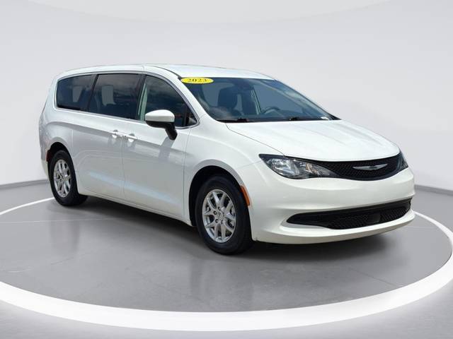 2023 Chrysler Voyager LX FWD photo