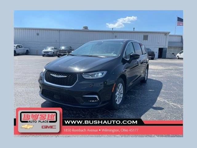 2023 Chrysler Pacifica Minivan Touring L FWD photo
