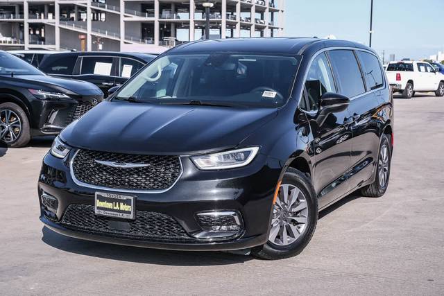 2023 Chrysler Pacifica Minivan Hybrid Touring L FWD photo