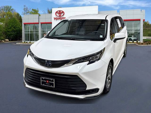 2021 Toyota Sienna LE FWD photo
