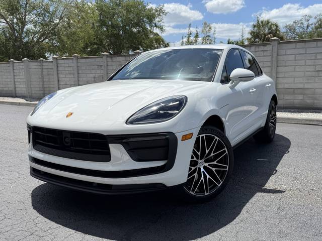 2023 Porsche Macan  AWD photo