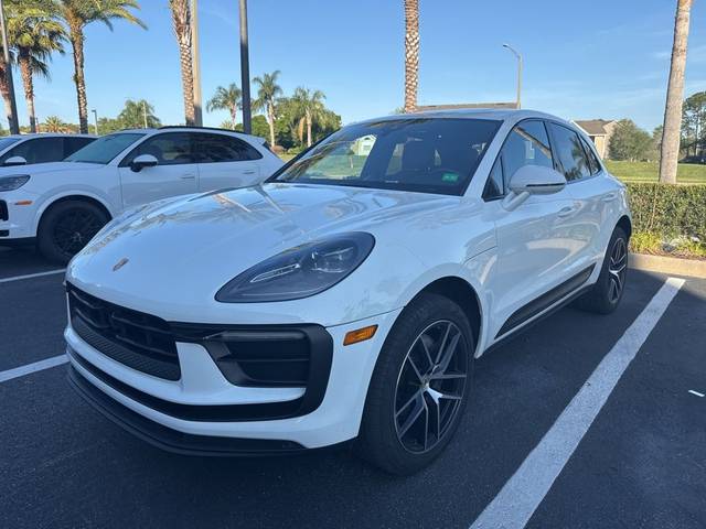 2023 Porsche Macan  AWD photo