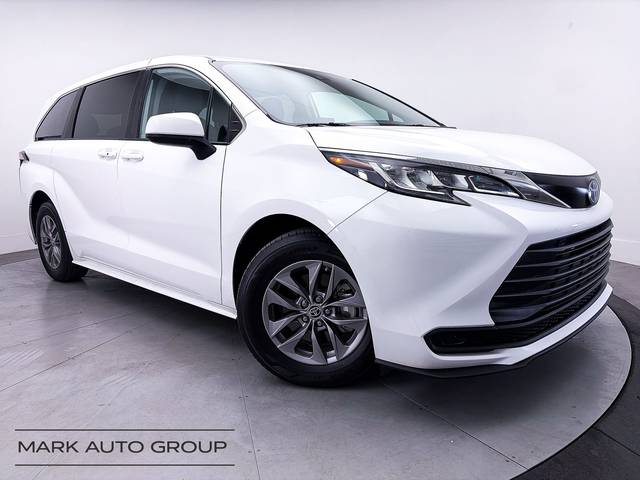 2022 Toyota Sienna LE FWD photo