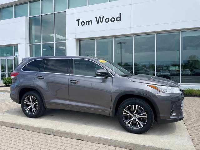 2017 Toyota Highlander LE FWD photo