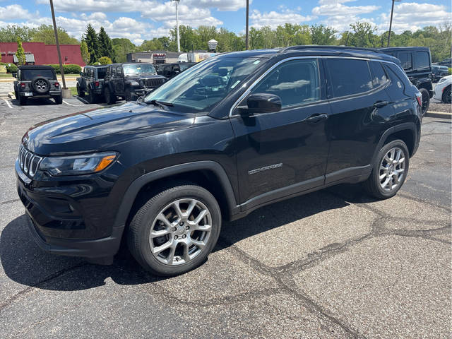 2022 Jeep Compass Latitude Lux 4WD photo