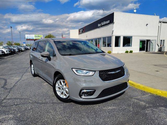 2023 Chrysler Pacifica Minivan Touring L FWD photo