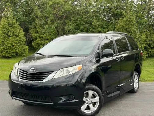 2017 Toyota Sienna LE Mobility FWD photo
