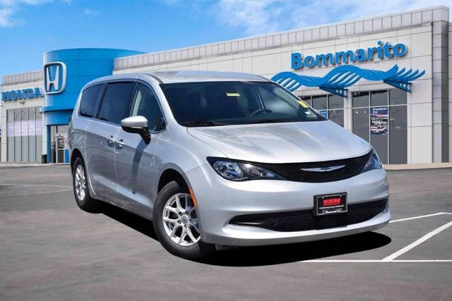 2023 Chrysler Voyager LX FWD photo