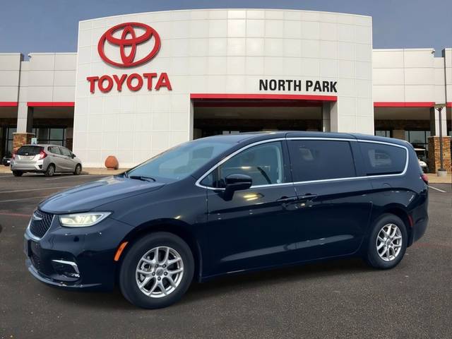 2023 Chrysler Pacifica Minivan Touring L FWD photo