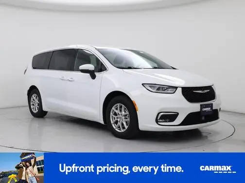 2023 Chrysler Pacifica Minivan Touring FWD photo
