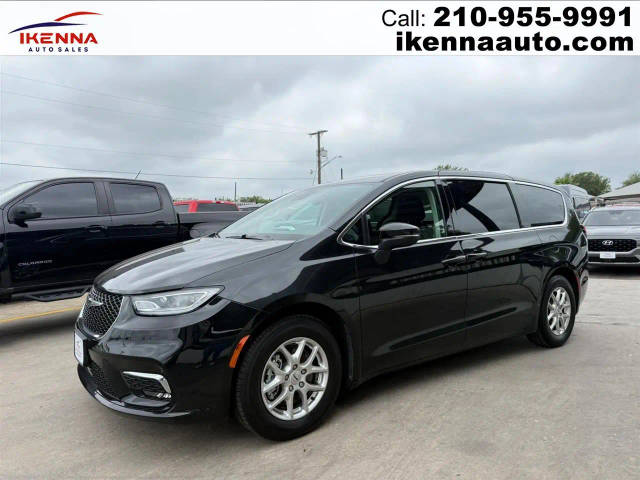 2023 Chrysler Pacifica Minivan Touring L FWD photo