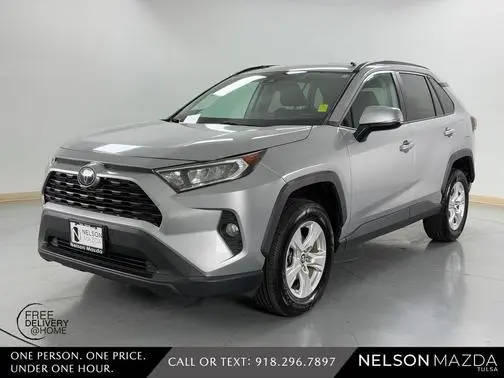 2020 Toyota RAV4 XLE FWD photo