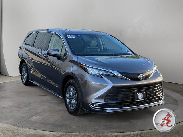 2022 Toyota Sienna XLE FWD photo