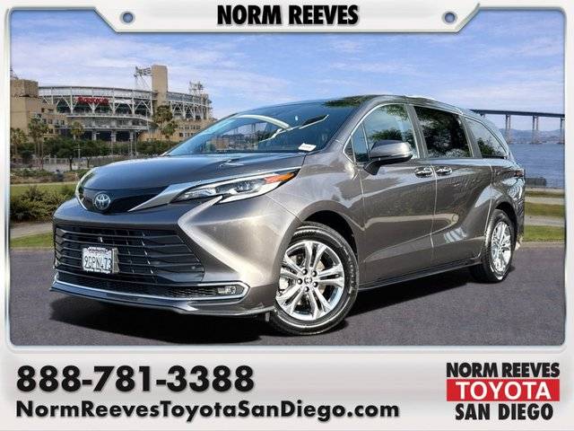 2023 Toyota Sienna Platinum FWD photo