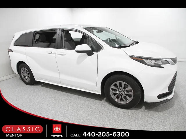 2023 Toyota Sienna LE FWD photo