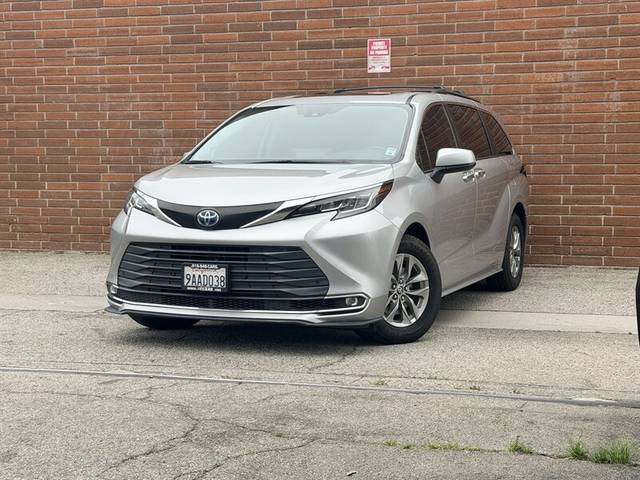 2022 Toyota Sienna XLE FWD photo