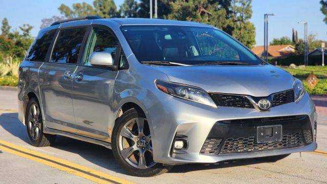2020 Toyota Sienna SE FWD photo