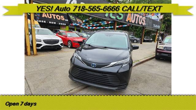 2022 Toyota Sienna LE FWD photo