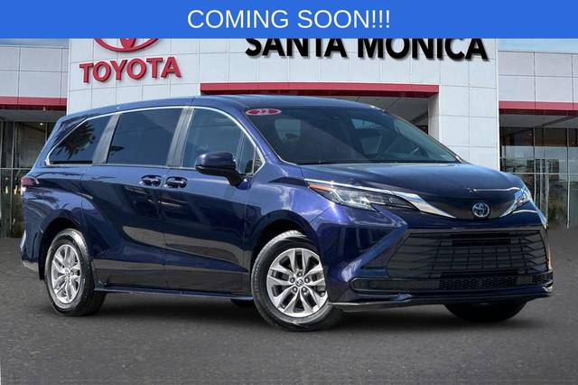 2022 Toyota Sienna LE FWD photo