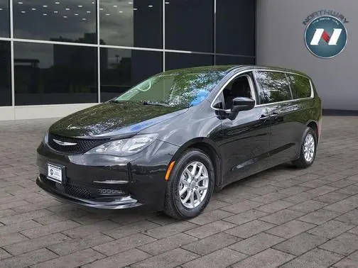 2022 Chrysler Voyager LX FWD photo