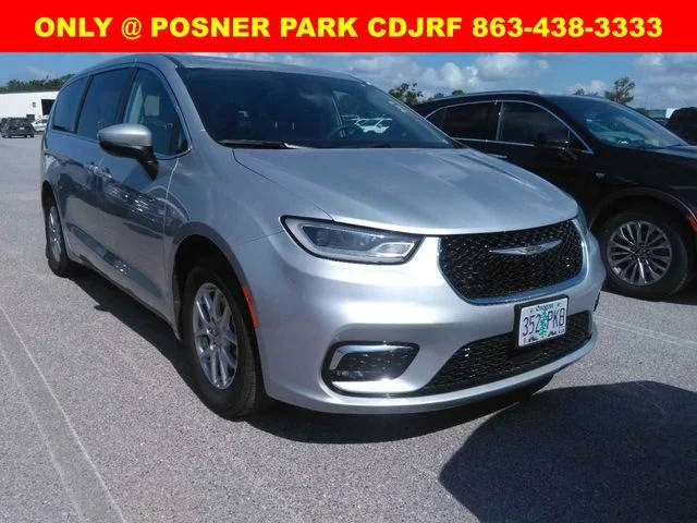 2023 Chrysler Pacifica Minivan Touring L FWD photo