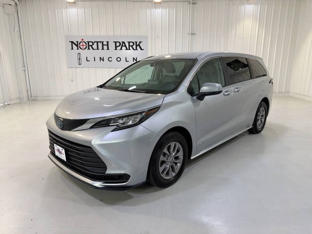 2021 Toyota Sienna LE FWD photo
