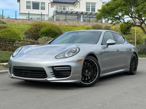 2016 Porsche Panamera GTS AWD photo